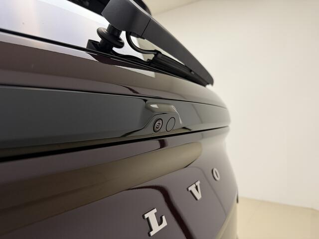 Volvo EX90 Twin Motor Ultra 7p. 111 kWh / Mullbery Red / Luchtvering / Pilot Assist Pack / Bowers en Wilkins audio / Trekhaak / Woolblend /