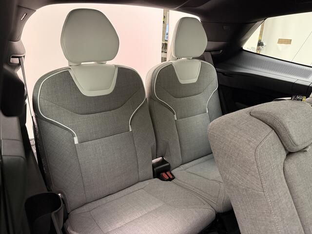 Volvo EX90 Twin Motor Ultra 7p. 111 kWh / Mullbery Red / Luchtvering / Pilot Assist Pack / Bowers en Wilkins audio / Trekhaak / Woolblend /