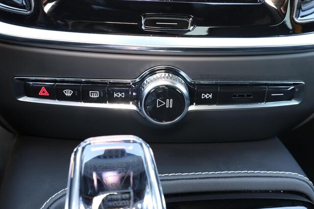 Volvo S60 T8 AWD Polestar Engineered - LONG RANGE - Panorama/schuifdak - IntelliSafe Assist & Surround - Bowers & Wilkins audio - 360º Camera - Verwarmde voorstoelen, stuur & achterbank - Parkeersensoren voor & achter - Elektr. bedienb. voorstoelen met geheugen - H