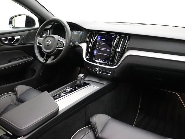 Volvo S60 B4 211pk R-Design / Styling kit / HUD / Panorama dak / Stand kachel / H&K audio / 360 camera / Trekhaak /