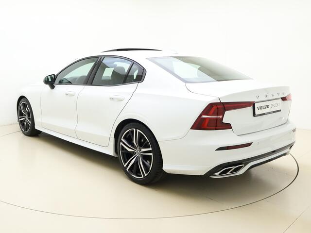 Volvo S60 B4 211pk R-Design / Styling kit / HUD / Panorama dak / Stand kachel / H&K audio / 360 camera / Trekhaak /