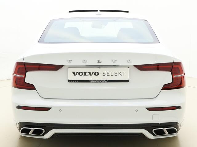 Volvo S60 B4 211pk R-Design / Styling kit / HUD / Panorama dak / Stand kachel / H&K audio / 360 camera / Trekhaak /