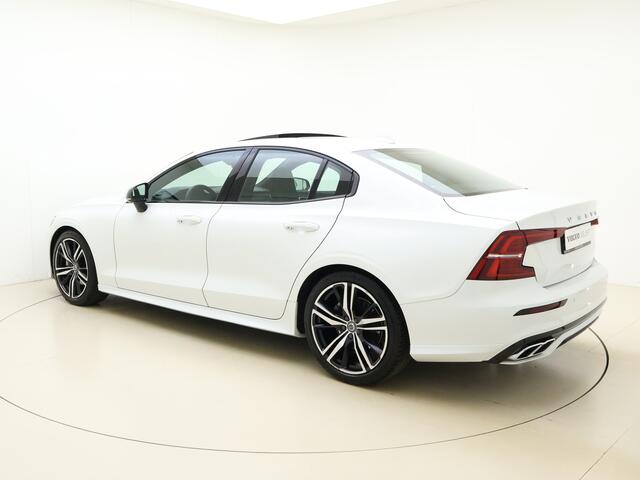 Volvo S60 B4 211pk R-Design / Styling kit / HUD / Panorama dak / Stand kachel / H&K audio / 360 camera / Trekhaak /
