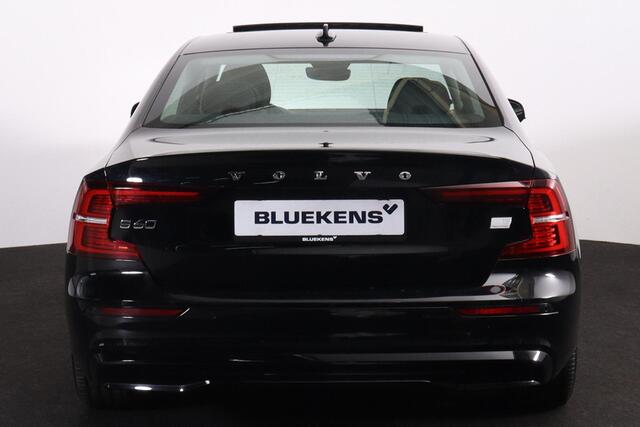 Volvo S60 Recharge T8 AWD Ultimate Dark - LONG RANGE - Panorama/schuifdak - IntelliSafe Assist & Surround - 360º Camera - Harman/Kardon audio - Adaptieve LED koplampen - Verwarmde voorstoelen, stuur & achterbank - Parkeersensoren voor & achter - Elektr. bedienb. vo