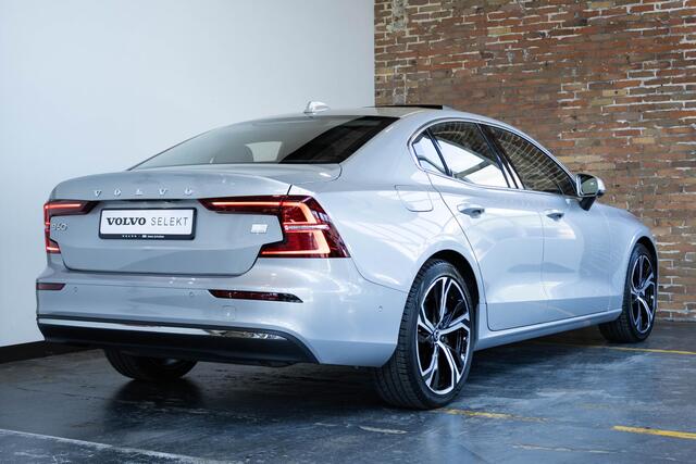 Volvo S60 Recharge T6 AWD Ultimate Bright | Verwarmd Stuurwiel en Voor+Achterstoelen | 360° Parkeercamera | Harman Kardon Premium Audio | 19'' Lichtmetalen Velgen | Elektrische Trekhaak | Panoramadak | Google infotainment | Longe Range |