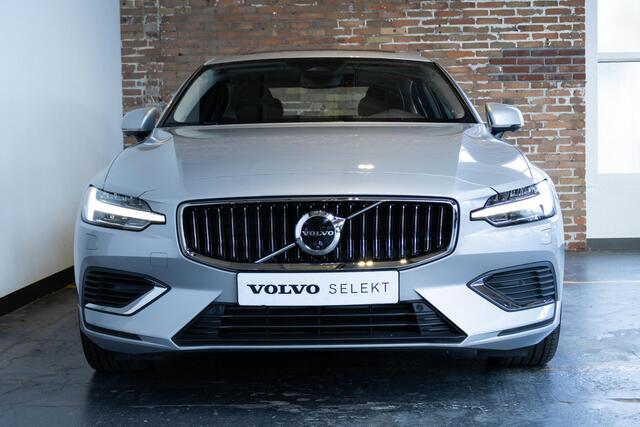 Volvo S60 Recharge T6 AWD Ultimate Bright | Verwarmd Stuurwiel en Voor+Achterstoelen | 360° Parkeercamera | Harman Kardon Premium Audio | 19'' Lichtmetalen Velgen | Elektrische Trekhaak | Panoramadak | Google infotainment | Longe Range |