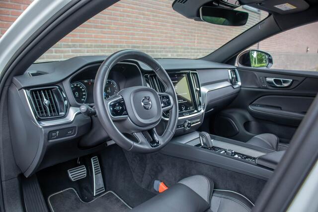Volvo S60 B4 R-Design, Harman/Kardon, Stoel & Stuurverwarming, Trekhaak, Camera, Memory, Carplay, Adaptive Cruise.