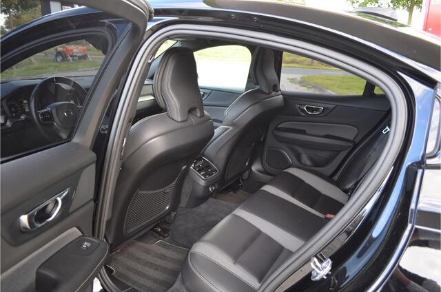 Volvo S60 2.0 T5 R-Design Pano | Harman Kardon | Elektr trekhaak | Stoelverwarming + achter + stuur | Pilot Assist | Leer | Headup | Dodehoeksensor | Bochtverlichting