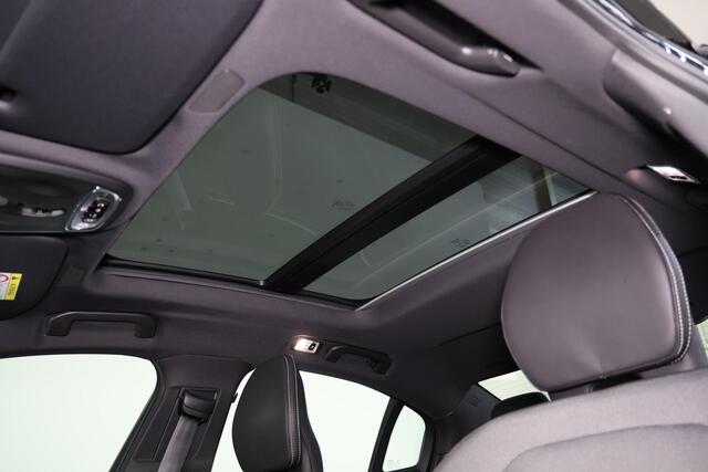 Volvo S60 Recharge T8 AWD R-Design - Panorama/schuifdak - IntelliSafe Assist - 360º Camera - Harman/Kardon audio - Adaptieve LED koplampen - Verwarmde voorstoelen & stuur - Parkeersensoren voor & achter - Elektr. bedienb. voorstoelen met geheugen - 19' LMV