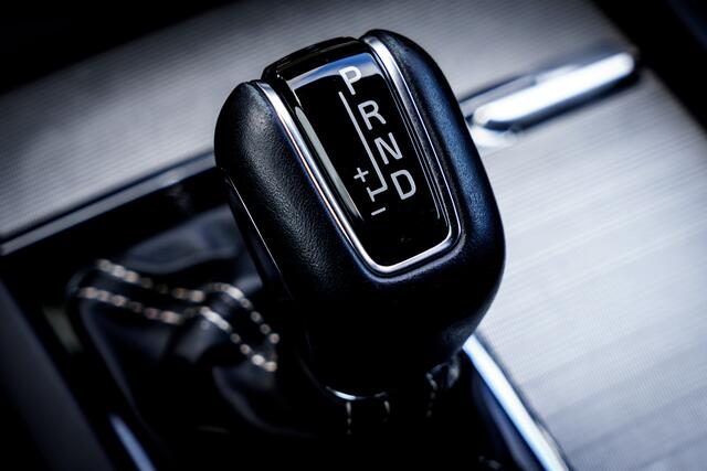 Volvo S60 T5 250 Pk Geartronic R-Design | Panoramadak | 18 inch | Trekhaak | Volvo on Call | Elektr. Stoel