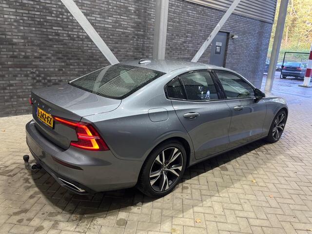 Volvo S60 B4 R-Design | ACC | Stoel+Stuurverwarming | BLIS | Apple Carplay | Keyless | Voorruitverwarming