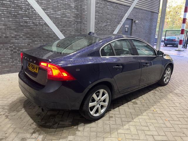 Volvo S60 T2 Nordic+ | Automaat | Stoelverwarming | Navigatie | 17 Inch | PDC Achter