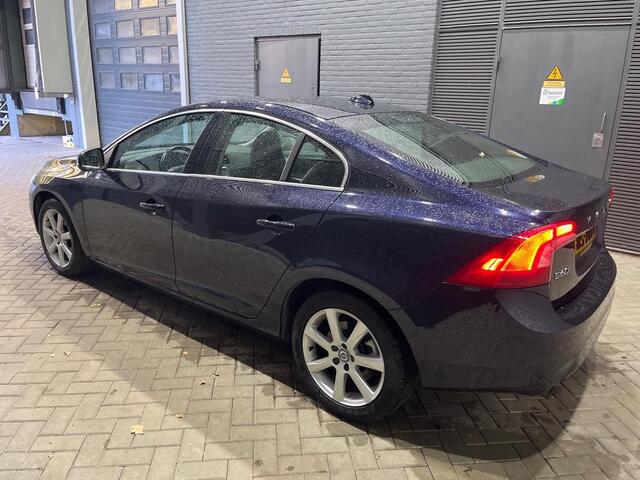 Volvo S60 T2 Nordic+ | Automaat | Stoelverwarming | Navigatie | 17 Inch | PDC Achter