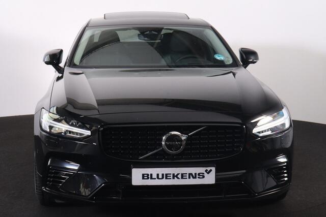 Volvo S90 T8 AWD Ultra Dark - LONG RANGE - IntelliSafe Assist & Surround - 360º Camera - Harman/Kardon audio - Adaptieve LED koplampen - Verwarmde voorstoelen, stuur & achterbank - Parkeersensoren voor & achter - Elektr. bedienb. voorstoelen met geheugen - Head up