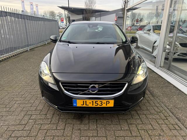 Volvo V40 2.0 T2 Momentum | Airco | Cruise control | Dakspoiler | Start/ Stop systeem | Elektrische ramen | APK t/m 17-08-2025 | NAP |