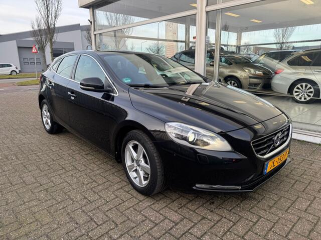 Volvo V40 2.0 T2 Momentum | Airco | Cruise control | Dakspoiler | Start/ Stop systeem | Elektrische ramen | APK t/m 17-08-2025 | NAP |