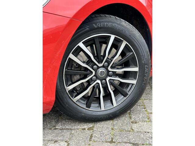 Volvo V40 1.5 T2 Nordic+ Navigatie / Climate Control / Parkeer- en stoelverwarming / park assist