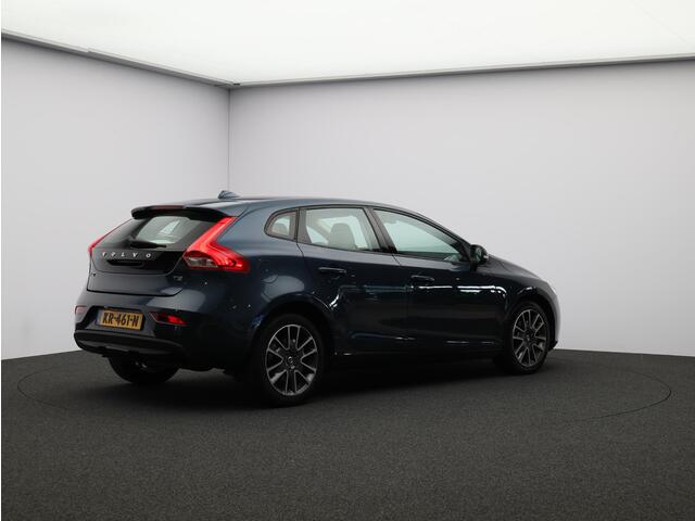 Volvo V40 2.0 T2 Nordic+ / Cruise Control / Standkachel / Stoelverwarming / Parkeersensoren achter / Navigatie / On Call / Verwarmbare voorruit /