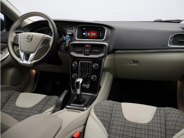 Volvo V40 2.0 T2 Nordic+ / Cruise Control / Standkachel / Stoelverwarming / Parkeersensoren achter / Navigatie / On Call / Verwarmbare voorruit /