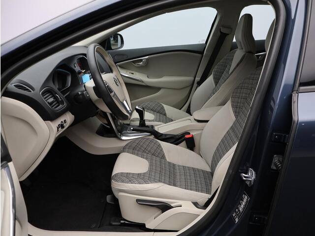 Volvo V40 2.0 T2 Nordic+ / Cruise Control / Standkachel / Stoelverwarming / Parkeersensoren achter / Navigatie / On Call / Verwarmbare voorruit /