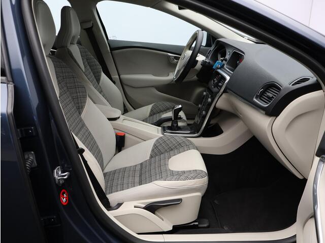 Volvo V40 2.0 T2 Nordic+ / Cruise Control / Standkachel / Stoelverwarming / Parkeersensoren achter / Navigatie / On Call / Verwarmbare voorruit /