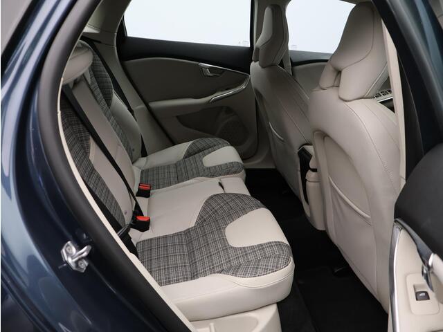 Volvo V40 2.0 T2 Nordic+ / Cruise Control / Standkachel / Stoelverwarming / Parkeersensoren achter / Navigatie / On Call / Verwarmbare voorruit /