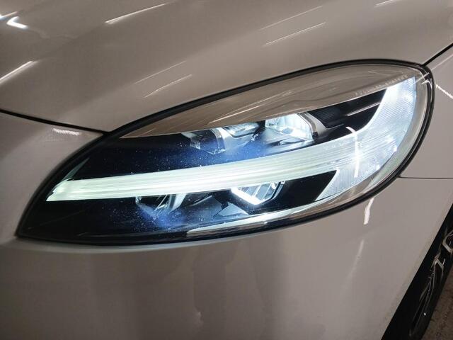 Volvo V40 T2 POLAR + AUTOMAAT | Multi media | spraakbediening telefoon en Navigatie | Stoelverwarming |