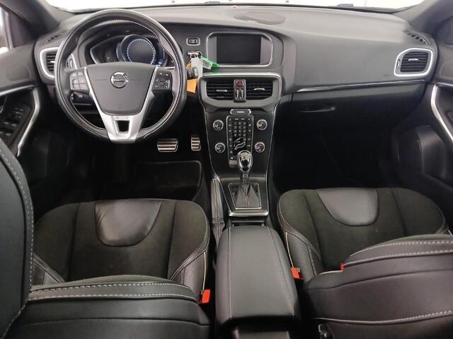 Volvo V40 1.5 T3 Polar+ Sport | Panoramadak | Achteruitrijcamera | Cruise Control | Navigatie | Verwarmde Voorstoelen | Parkeersensoren voor en achter |