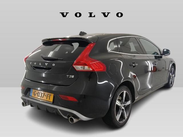 Volvo V40 1.5 T3 Polar+ Sport | Panoramadak | Achteruitrijcamera | Cruise Control | Navigatie | Verwarmde Voorstoelen | Parkeersensoren voor en achter |