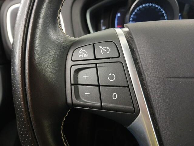 Volvo V40 1.5 T3 Polar+ Sport | Panoramadak | Achteruitrijcamera | Cruise Control | Navigatie | Verwarmde Voorstoelen | Parkeersensoren voor en achter |