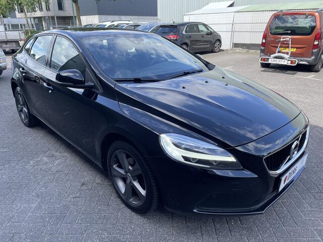 Volvo V40 2.0 D2 Luxury (Camera - LED - Stoelverwarming - Parkeersensoren V+A - Automatische Airco - Navigatie - 17"incl 4S)