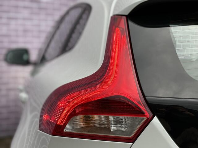 Volvo V40 1.5 T2 Polar+ | Stoelverwarming | Volvo on Call | DAB | High Performance Audio | Elektrisch verwarmbare voorruit | Parkeersensoren | Climate Control |