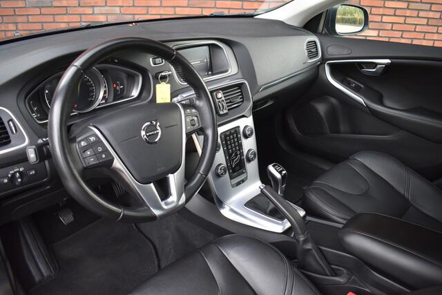 Volvo V40 D2 120PK Nordic+ Luxury | Trekhaak | Keyless Entry | Camera | Standkachel | Volvo on Call |