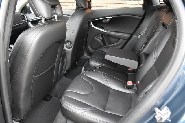 Volvo V40 D2 120PK Nordic+ Luxury | Trekhaak | Keyless Entry | Camera | Standkachel | Volvo on Call |