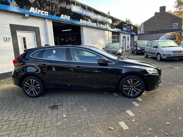 Volvo V40 1.5 T2 Nordic+ /Nieuwe apk bij aflevering/Panorama raam/Camera/LM velgen All season banden/Automaat/Leder/Navi/Trekhaak/Dealer onderhouden