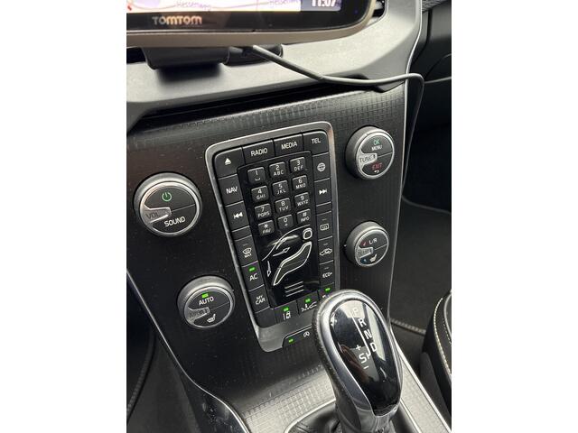 Volvo V40 2.0 T4 R-Design | Adaptieve Cruise Control | Stoelverwarming | Leder | Panoramadak | Parkeercamera | Parkeersensoren |