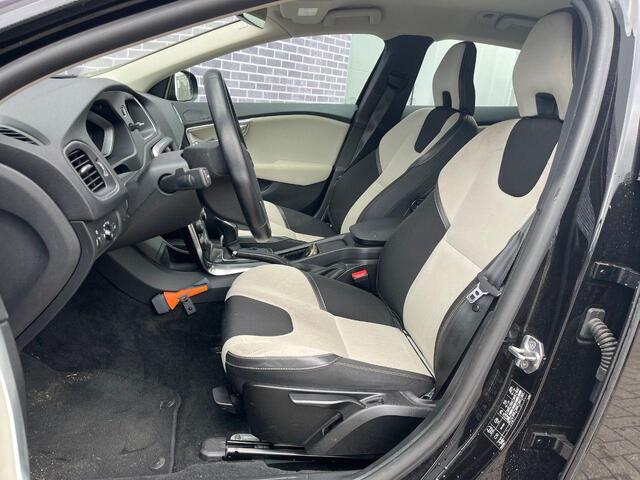 Volvo V40 CROSS COUNTRY 1.5 T3 Momentum | Stand kachel | Stoel verwarming | 18" | Parkeersensoren voor en achter | High performance audio |