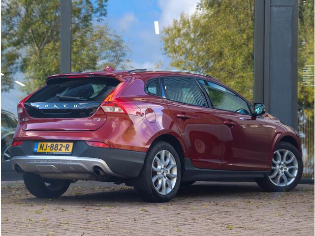 Volvo V40 CROSS COUNTRY 2.0 T3 Nordic+ 152PK Leder Pano Trekhaak