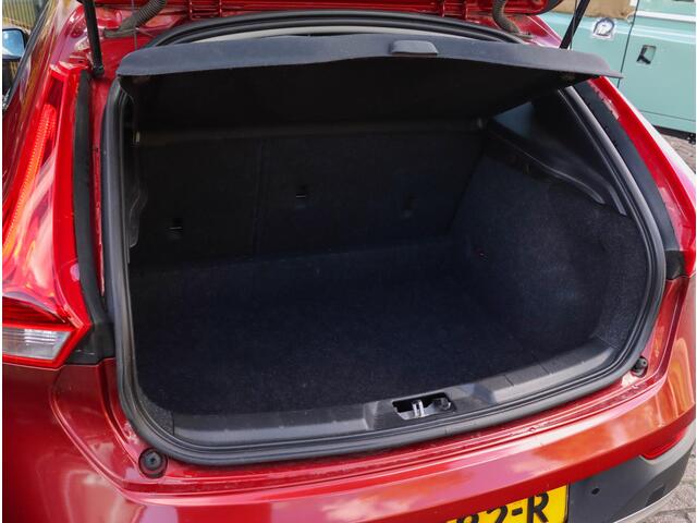 Volvo V40 CROSS COUNTRY 2.0 T3 Nordic+ 152PK Leder Pano Trekhaak