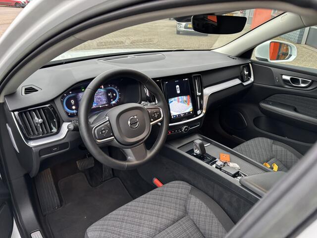 Volvo V60 2.0 B3 Core / NL Auto / Stoel & Stuurverwarming / Achterruitrijcamera / Googlemaps Navi /
