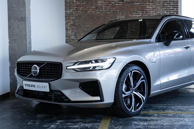 Volvo V60 T6 Automaat Plug-in hybrid AWD Ultra Dark | Panoramadak | 360° parkeercamera | Parkeersensoren voor + achter | Harman Kardon premium audio | Google infotainment | Stoelverwarming | Stuurwielverwarming | Parkeerverwarming | BLIS | Adaptive cruise control 