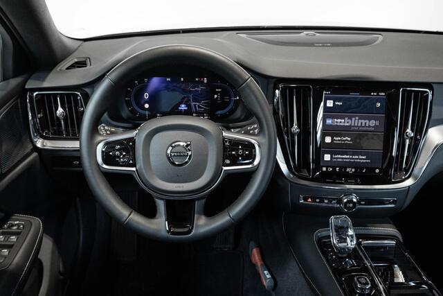 Volvo V60 T6 Automaat Plug-in hybrid AWD Plus Dark | Panoramadak| Premium audio by Harman en Kardon| Interieur Voorverwarming|Rondomzicht Camera| Semi electrische Trekhaak| Verwarmbare Voorstoelen/Achterbank en Stuurwiel.