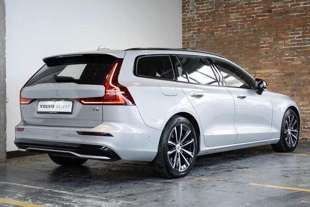 Volvo V60 T6 Automaat Plug-in hybrid AWD Plus Dark | Panoramadak| Premium audio by Harman en Kardon| Interieur Voorverwarming|Rondomzicht Camera| Semi electrische Trekhaak| Verwarmbare Voorstoelen/Achterbank en Stuurwiel.