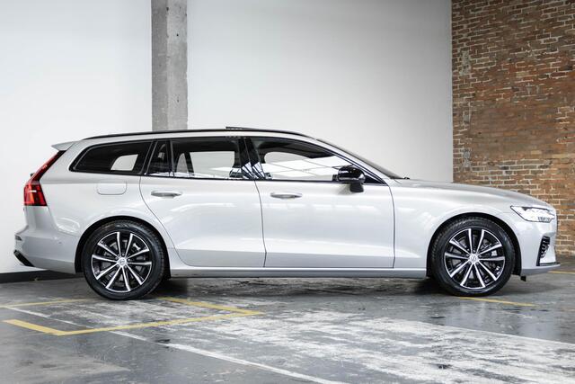 Volvo V60 T6 Automaat Plug-in hybrid AWD Plus Dark | Panoramadak| Premium audio by Harman en Kardon| Interieur Voorverwarming|Rondomzicht Camera| Semi electrische Trekhaak| Verwarmbare Voorstoelen/Achterbank en Stuurwiel.