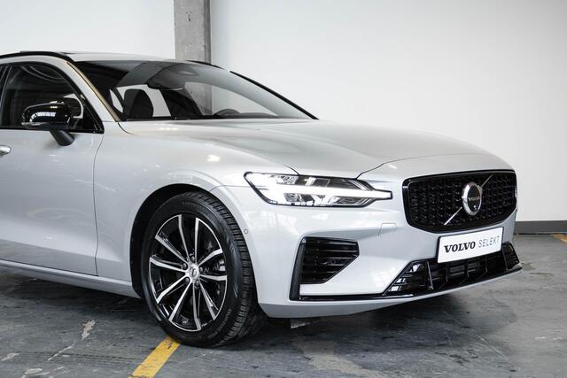 Volvo V60 T6 Automaat Plug-in hybrid AWD Plus Dark | Panoramadak| Premium audio by Harman en Kardon| Interieur Voorverwarming|Rondomzicht Camera| Semi electrische Trekhaak| Verwarmbare Voorstoelen/Achterbank en Stuurwiel.