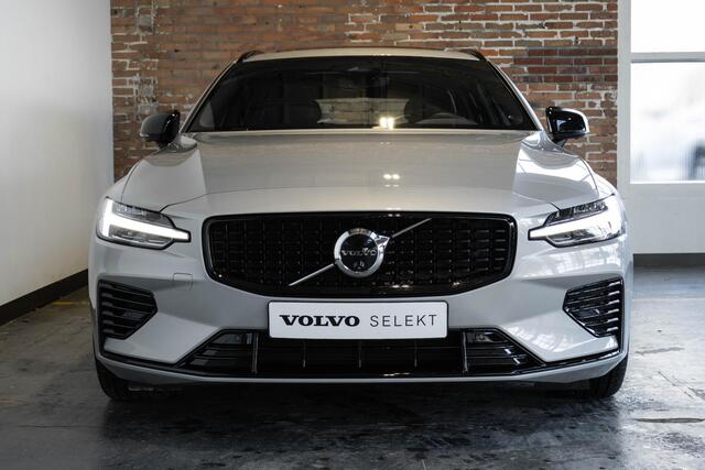 Volvo V60 T6 Automaat Plug-in hybrid AWD Plus Dark | Panoramadak| Premium audio by Harman en Kardon| Interieur Voorverwarming|Rondomzicht Camera| Semi electrische Trekhaak| Verwarmbare Voorstoelen/Achterbank en Stuurwiel.
