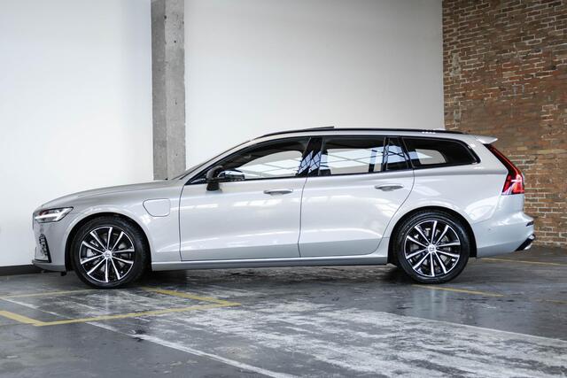 Volvo V60 T6 Automaat Plug-in hybrid AWD Plus Dark | Panoramadak| Premium audio by Harman en Kardon| Interieur Voorverwarming|Rondomzicht Camera| Semi electrische Trekhaak| Verwarmbare Voorstoelen/Achterbank en Stuurwiel.