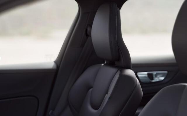 Volvo V60 2.0 T6 Plug-in hybrid AWD Essential | Driver Assist | Climate | Donker Glas | 19" | Park Assist Voor en Achter |