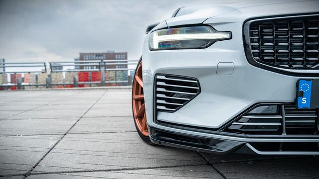 Volvo V60 T6 Plug-in hybrid AWD Plus Dark / Custom made Black Sheep uitvoering / 20" Heico matt Bronze / Heico verlaagd / Geventileerd Amber Leder /