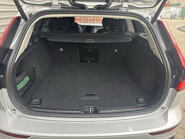 Volvo V60 T6 350PK Plug-in Hybrid AWD Plus Dark | Harman Kardon | Lichtmetalen velgen 18" |